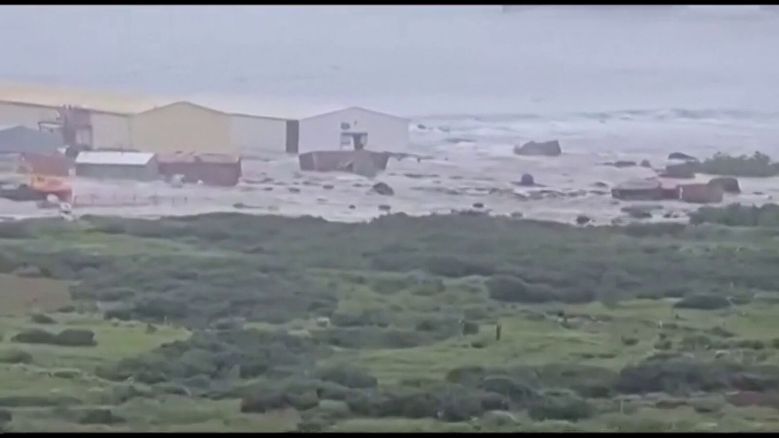 Vídeo: El momento en el que las primeras olas de los tsunamis comienzan a azotar diferentes países tras el terremoto