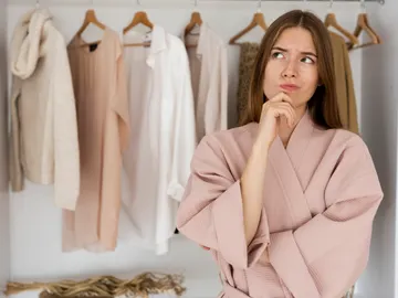 Mujer pensando qué ropa se va a poner Mujer pensando qué ropa se va a poner