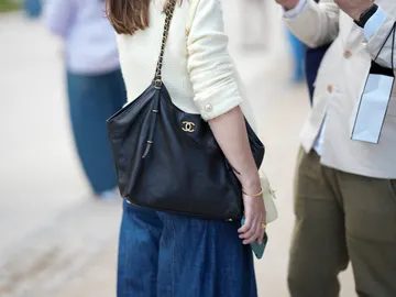 Maxi bolso de Chanel y vaqueros anchos Maxi bolso de Chanel y vaqueros anchos