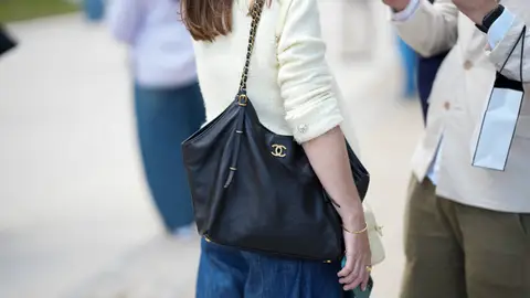Maxi bolso de Chanel y vaqueros anchos Maxi bolso de Chanel y vaqueros anchos