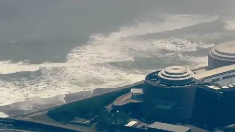 Los tsunamis comienzan a llegar a diferentes países tras el terremoto Los tsunamis comienzan a llegar a diferentes países tras el terremoto
