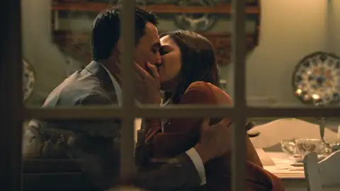 Begoña se lanza y besa a Gabriel... ¡Pero luego se arrepiente! Begoña se lanza y besa a Gabriel... ¡Pero luego se arrepiente!