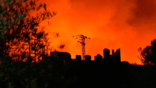A3 Noticias 1 (30-07-25) El incendio en la comarca de Las Hurdes (C&aacute;ceres) obliga a desalojar a m&aacute;s de un centenar de personas y activa a la UME