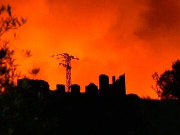 A3 Noticias 1 (30-07-25) El incendio en la comarca de Las Hurdes (Cáceres) obliga a desalojar a más de un centenar de personas y activa a la UME