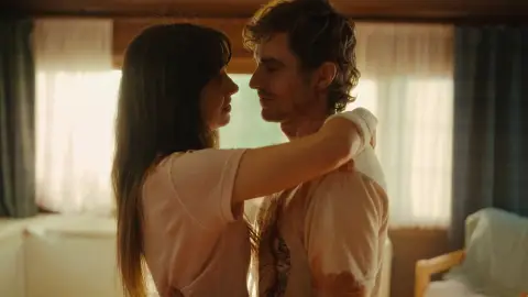 Alison Brie y Dave Franco en Together Alison Brie y Dave Franco en Together