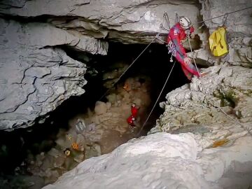 La UME realiza labores de rescate en la cavidad más grande de Europa