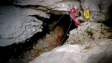 La UME realiza labores de rescate en la cavidad más grande de Europa