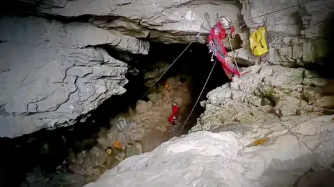 La UME realiza labores de rescate en la cavidad más grande de Europa La UME realiza labores de rescate en la cavidad más grande de Europa