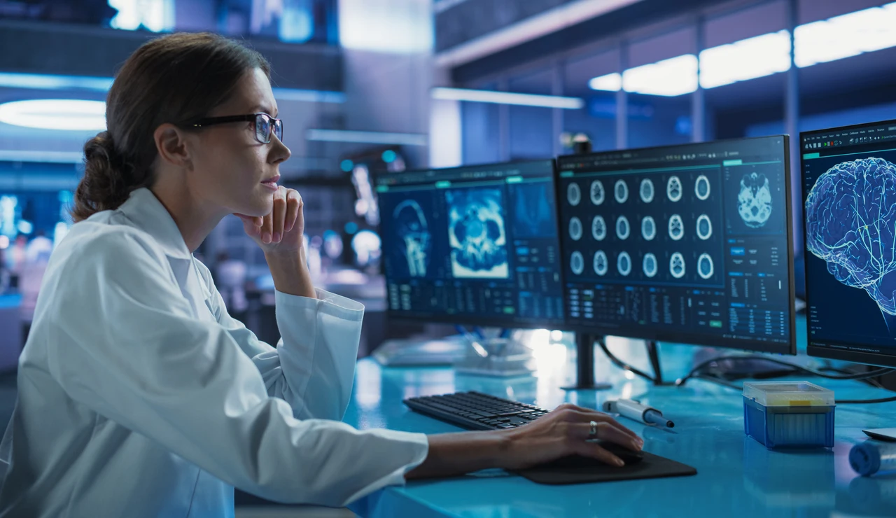 Investigadora estudiando el cerebro