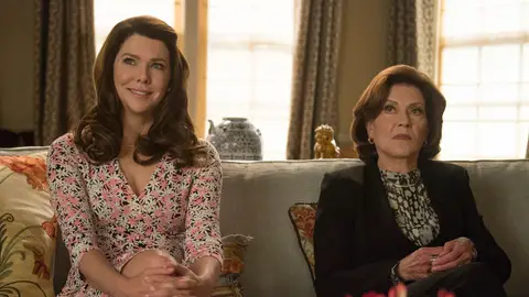 Lauren Graham y Kelly Bishop en el revival de Las chicas Gilmore de 2016 Lauren Graham y Kelly Bishop en el revival de Las chicas Gilmore de 2016