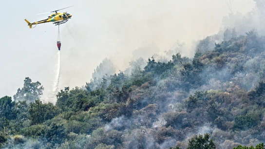 Un helicóptero trabaja en el incendio en Mombeltrán (Ávila) Un helicóptero trabaja en el incendio en Mombeltrán (Ávila)