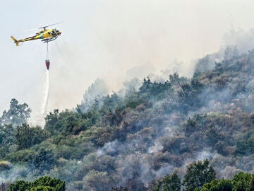 Un helicóptero trabaja en el incendio en Mombeltrán (Ávila)
