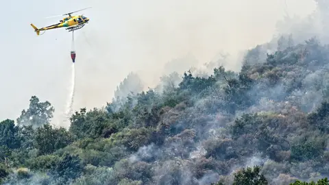 Un helicóptero trabaja en el incendio en Mombeltrán (Ávila) Un helicóptero trabaja en el incendio en Mombeltrán (Ávila)