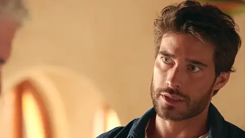 Humberto y César preparan su siguiente golpe mientras David comienza a rebuscar en el pasado de su propia familia… ¿llegarán al mismo punto? Humberto y César preparan su siguiente golpe mientras David comienza a rebuscar en el pasado de su propia familia… ¿llegarán al mismo punto?