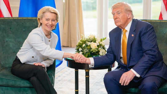 HANDOUT - 27 July 2025, United Kingdom, Turnberry: US&nbsp;President Donald Trump and European Commission President Ursula von der Leyen shake hands after they reached an agreement to settle a trade dispute over tariff hikes, at the Trump Turnberry golf course. Photo: Fred Guerdin/EU Commission /dpa - ATTENTION: editorial use only and only if the credit mentioned above is referenced in full27/07/2025 ONLY FOR USE IN SPAIN