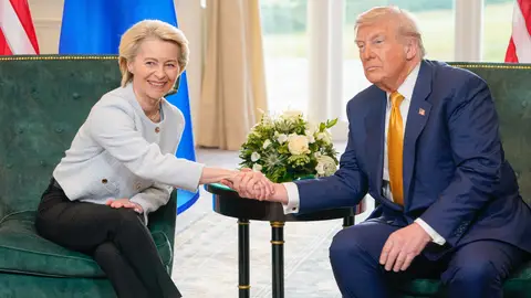 Donald Trump y Ursula Von der Leyen HANDOUT - 27 July 2025, United Kingdom, Turnberry: US President Donald Trump and European Commission President Ursula von der Leyen shake hands after they reached an agreement to settle a trade dispute over tariff hikes, at the Trump Turnberry golf course. Photo: Fred Guerdin/EU Commission /dpa - ATTENTION: editorial use only and only if the credit mentioned above is referenced in full27/07/2025 ONLY FOR USE IN SPAIN