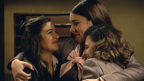 Las chicas de la tienda sorprenden a Fina con... ¡una sala de revelado! Las chicas de la tienda sorprenden a Fina con... ¡una sala de revelado!
