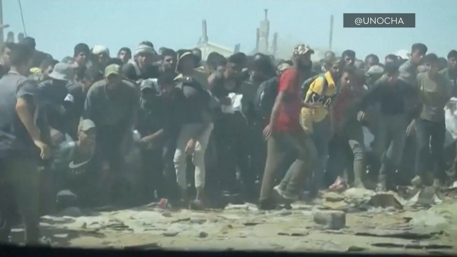 Vídeo: El ejército israelí dispara contra un grupo de gazatíes que esperaban la llegada de ayuda humanitaria