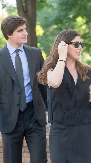 Carlos Fitz-James Stuart y Belén Corsini paseando Carlos Fitz-James Stuart y Belén Corsini paseando