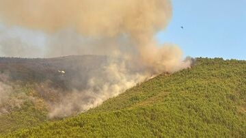 Efectivos del incendio en Las Hurdes (Cáceres) se centran en Avellanar, tras consolidar el 70% del perímetro