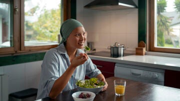 Mujer con cáncer comiendo una ensalada