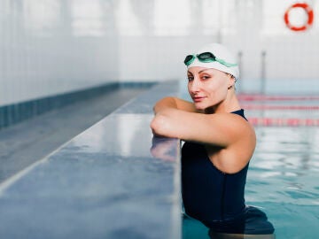 Mujer en la piscina