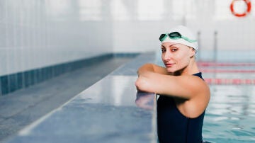 Mujer en la piscina