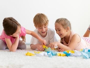 Ni&ntilde;os jugando