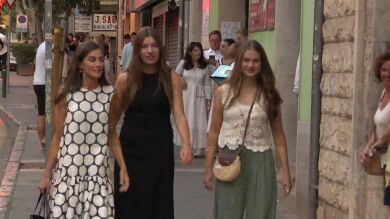 La reina Letizia, Leonor y Sofía reaparecen en Mallorca con un mensaje claro: salud mental y cine