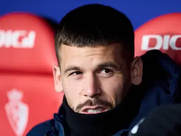 El futbolista Carles Pérez en el banquillo El futbolista Carles Pérez en el banquillo