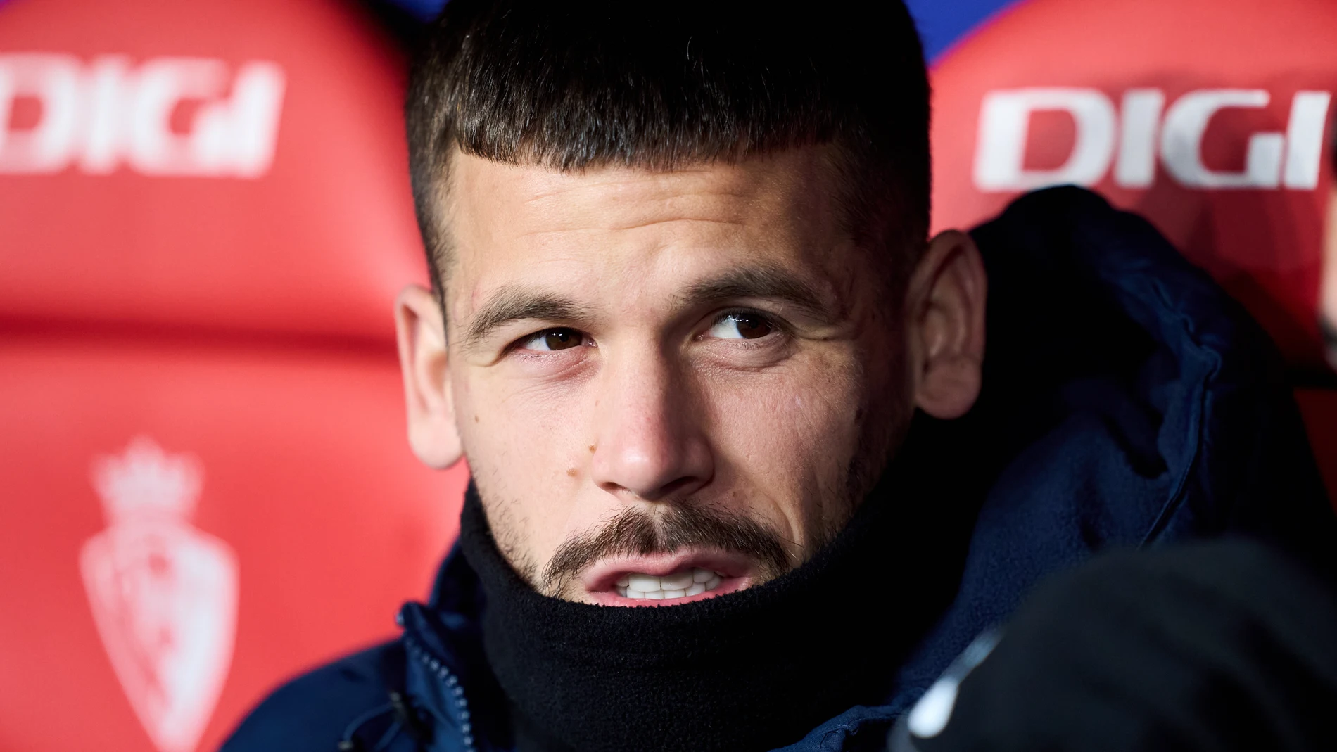 El futbolista Carles Pérez en el banquillo El futbolista Carles Pérez en el banquillo