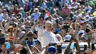  El Papa Le&oacute;n XIV saluda antes de celebrar la Santa Misa del Jubileo