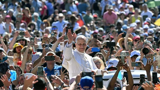 El Papa León XIV saluda antes de celebrar la Santa Misa del Jubileo El Papa León XIV saluda antes de celebrar la Santa Misa del Jubileo