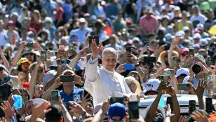  El Papa Le&oacute;n XIV saluda antes de celebrar la Santa Misa del Jubileo