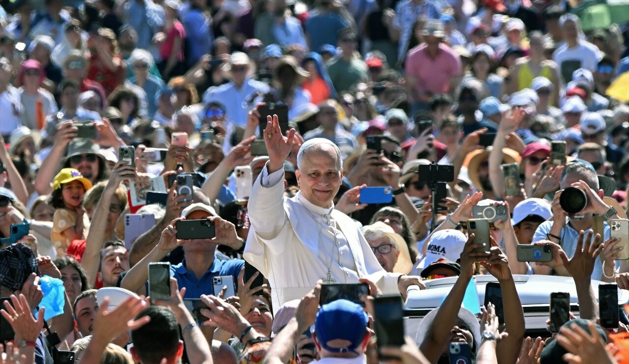  El Papa Le&oacute;n XIV saluda antes de celebrar la Santa Misa del Jubileo