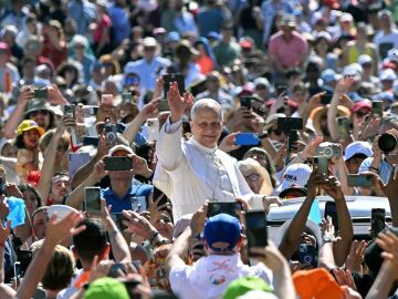  El Papa León XIV saluda antes de celebrar la Santa Misa del Jubileo