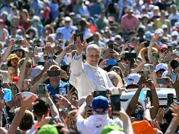 El Papa León XIV saluda antes de celebrar la Santa Misa del Jubileo El Papa León XIV saluda antes de celebrar la Santa Misa del Jubileo
