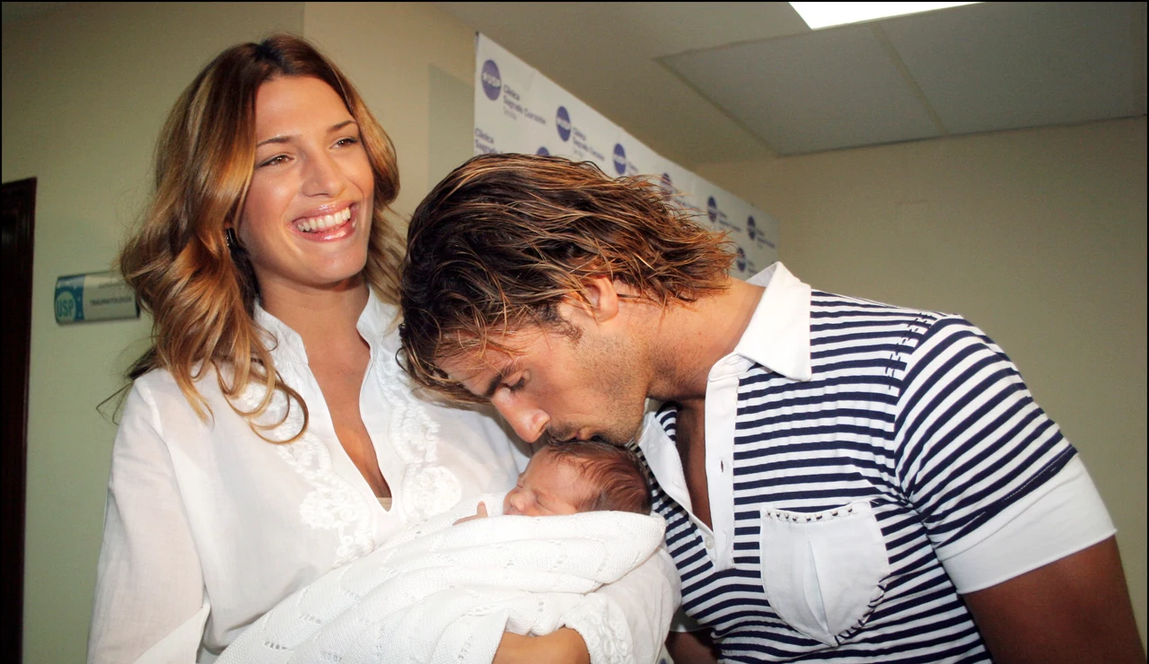 Laura Sánchez y Aitor Ocio con su hija Naia en 2006
