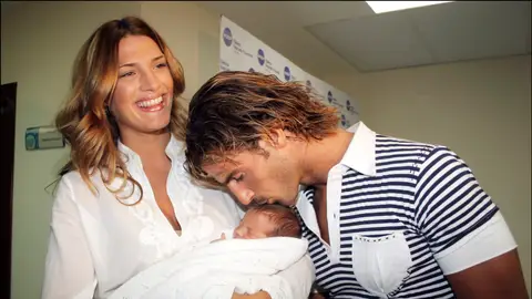 Laura Sánchez y Aitor Ocio con su hija Naia en 2006 Laura Sánchez y Aitor Ocio con su hija Naia en 2006