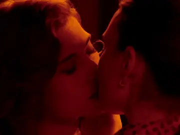 Sube la temperatura entre Marta y Fina en el cuarto de revelado: “Nadie me ve como me ven tus ojos” Sube la temperatura entre Marta y Fina en el cuarto de revelado: “Nadie me ve como me ven tus ojos”