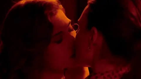 Sube la temperatura entre Marta y Fina en el cuarto de revelado: “Nadie me ve como me ven tus ojos” Sube la temperatura entre Marta y Fina en el cuarto de revelado: “Nadie me ve como me ven tus ojos”