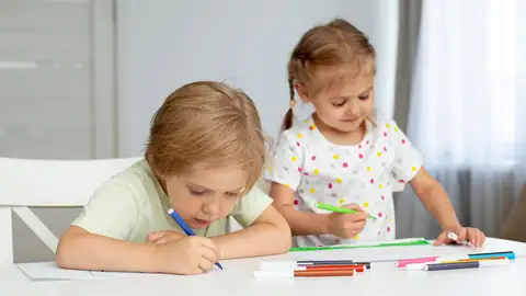 Niños jugando y aprendiendo Niños jugando y aprendiendo
