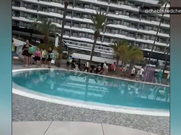 Imágenes de la 'guerra' de las hamacas en un hotel de Tenerife