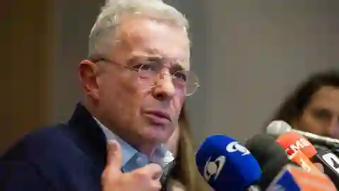 Álvaro Uribe en una foto de archivo Álvaro Uribe en una foto de archivo