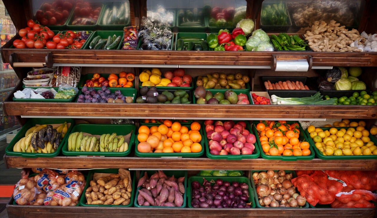 Frutas y verduras en un supermercado. 