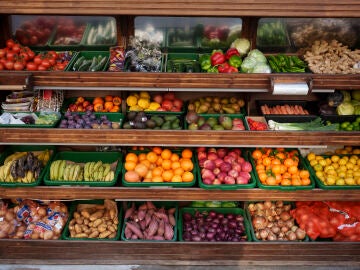 Frutas y verduras en un supermercado. 