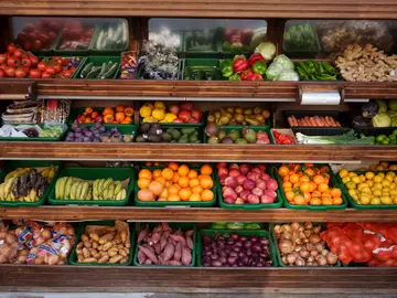 Frutas y verduras en un supermercado. Frutas y verduras en un supermercado.