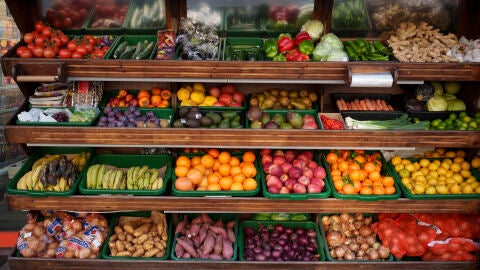 Frutas y verduras en un supermercado. 