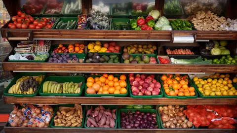 Frutas y verduras en un supermercado. Frutas y verduras en un supermercado.