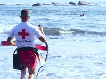 Un menor en estado grave tras sufrir un ahogamiento en la playa de La Laja